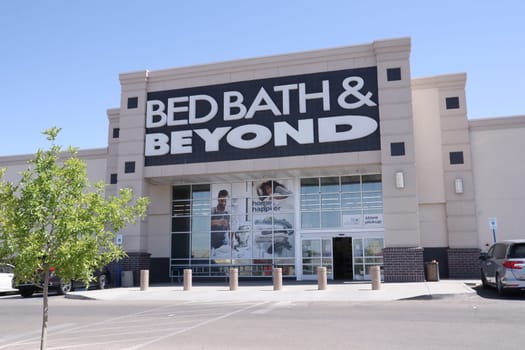 Closing Bed Bath and Beyond - Store front, store closing, large discounts