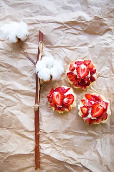 Beautiful and bright cupcakes with strawberries, delicious and simple.