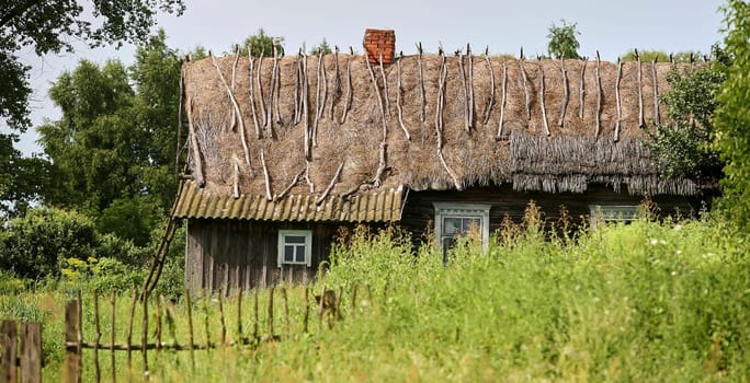 Eastern Europe, Republic of Belarus, Kachanovichi village, Pinsk district, Brest region. Old houses with thatched roofs.