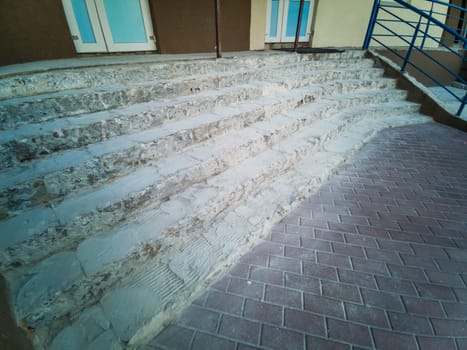 repair of stone stairs,a new ceramic tile to lay on the stairs in the house, laying tiles on the stairs