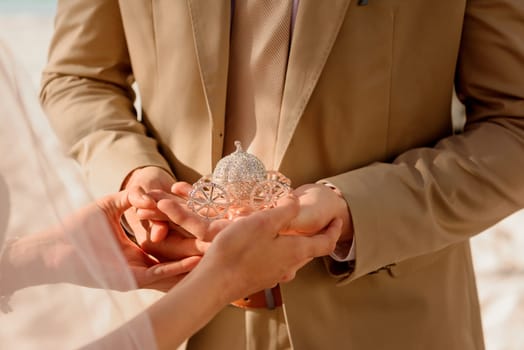 Box for rings in the form of a carriage in the hands of newlyweds