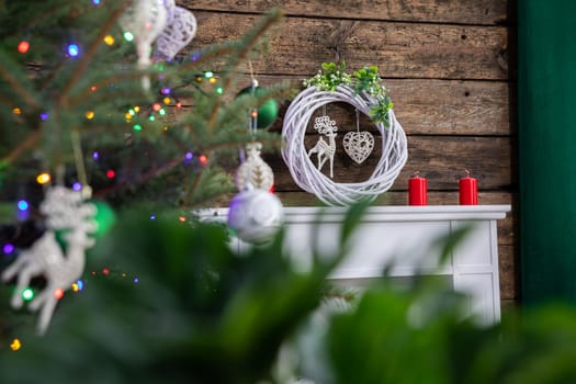 A modest decoration but clearly referring to Christmas. The fireplace was decorated to relive Advent and the culmination of Christmas.