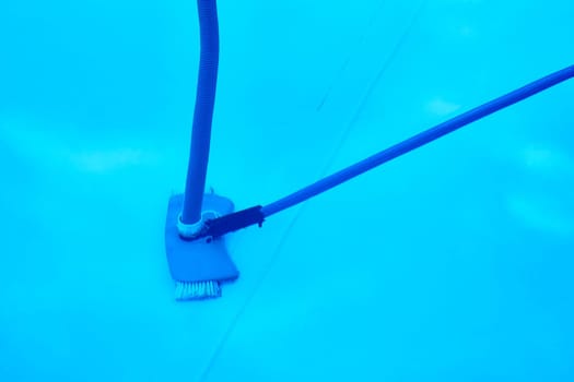 an implement consisting of a sponge or a bundle of thick loose strings attached to a handle, used for wiping floors or other surfaces