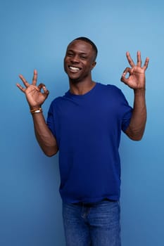 cheerful young american man in blue t-shirt gesturing.