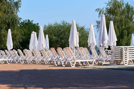 Armchairs with a sloping back and waiting seats, in which you can sit reclining