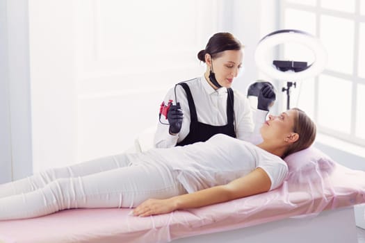 Mikrobleyding eyebrows workflow in a beauty salon.