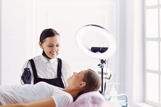 Mikrobleyding eyebrows workflow in a beauty salon.