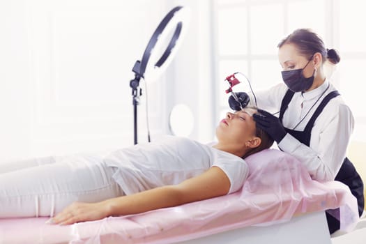 Mikrobleyding eyebrows workflow in a beauty salon.