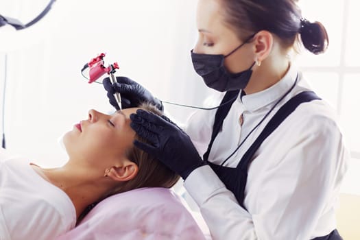 Mikrobleyding eyebrows workflow in a beauty salon.