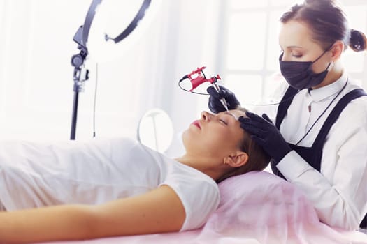 Mikrobleyding eyebrows workflow in a beauty salon.