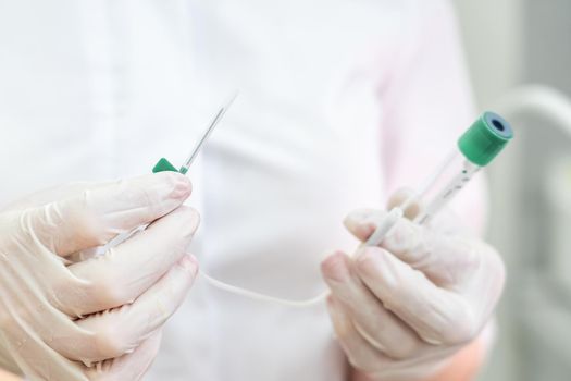 Doctor holding empty plasmolifting device with needle