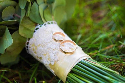 beautiful wedding bouquet and rings close up