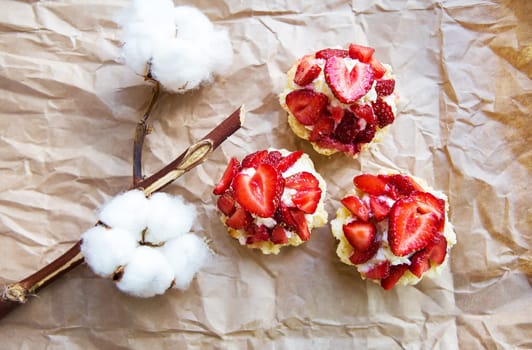 Beautiful and bright cupcakes with strawberries, delicious and simple.