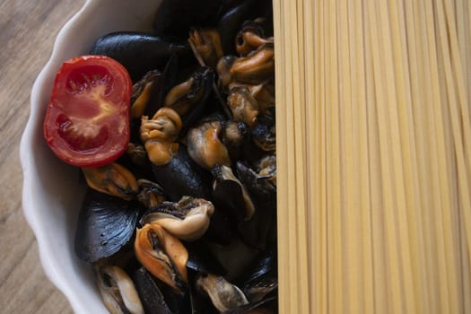 wholemeal spaghetti with tomato and mussels