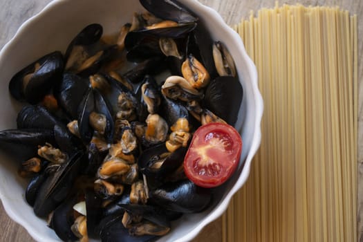 wholemeal spaghetti with tomato and mussels