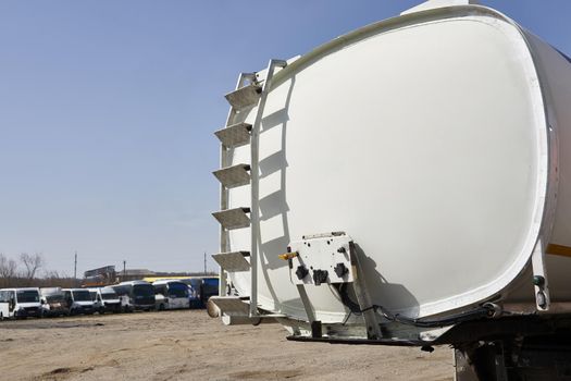 Special vehicle for transporting water and other technical fluids