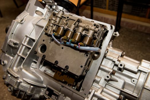 Cutaway model of an automatic transmission. Tutorial for car mechanics.