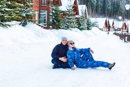 Photo portrait of cheerful couple together at a winter resort in snowy.