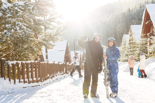 Photo portrait of cheerful couple together at a winter resort in snowy.