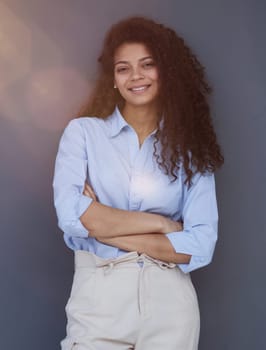 Photo of cheerful self-assured lady folded arms wear blue shirt grey color background