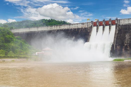 The dam Khun Dan Prakarn Chon is a dam with hydroelectric power plant and irrigation and flood protection in the district of Nakhon Nayok Province , Thailand