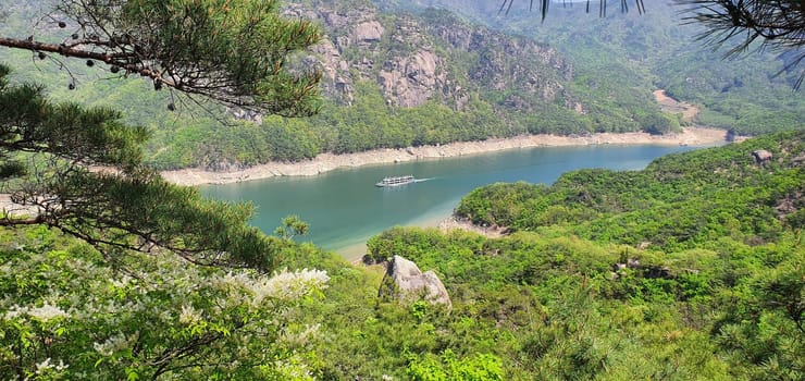 water,mountain,bank,watercourse,plant,lake,landscape,grass,green,nature,pond,river,stream,vegetation