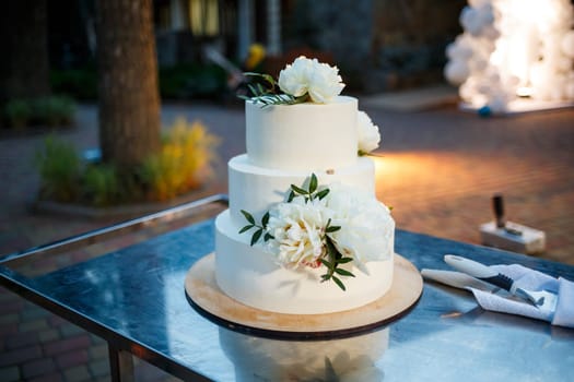 Beautiful and sweet wedding cake for newlyweds