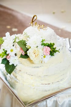 Beautiful and sweet wedding cake for newlyweds
