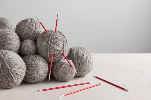 Double pointed knitting needles and balls of yarn