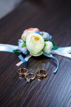 Golden wedding rings for newlyweds on their wedding day