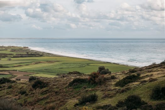 Tranquil ocean shore with beautiful horizon over water.