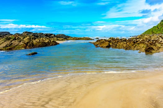 Image of Prainha beach located in Serra Grande in Bahia with blue and transparent water and surrounded by rocks and vegetation