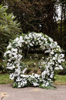 Festive arch for the ceremony of painting the newlyweds on the wedding day, wedding decor with fresh flowers