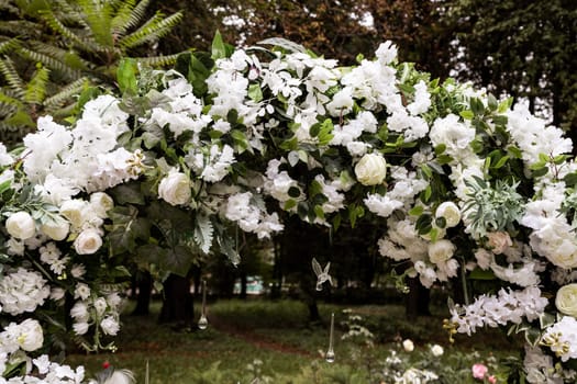 Festive arch for the ceremony of painting the newlyweds on the wedding day, wedding decor with fresh flowers