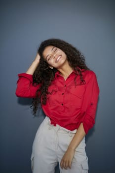 Happy young business woman posing isolated over grey wall background.