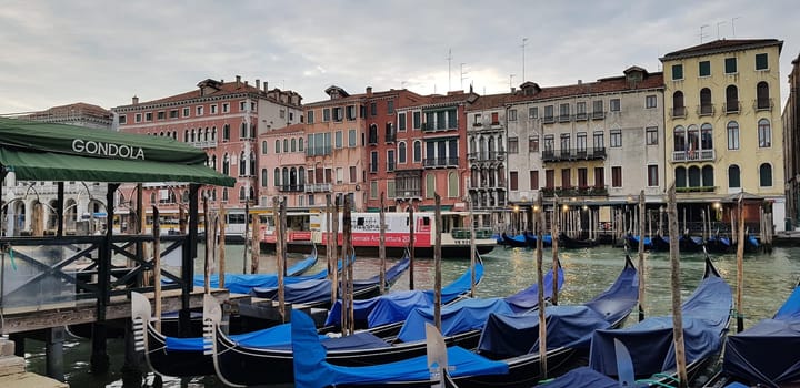 sky,watercraft,water,boat,building,vehicle,cloud,window,travel,mode,of,transport,canal,channel,gondola,waterway