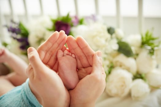 finger,nail,thumb,happy,flower,gesture,petal,plant,hand,blue,cloud,foot,skin