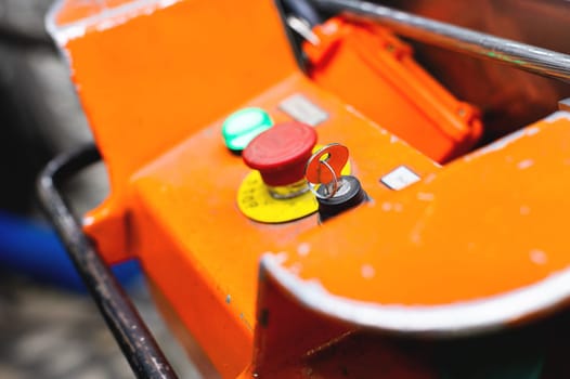 Emergency stop button with a key for fixing the position of an automated machine on a specialized key.