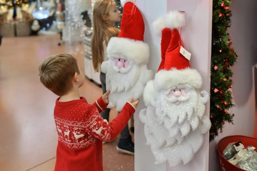 The kids choose the toys for the Christmas tree