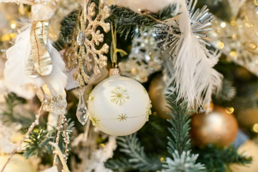 White ball toys hanging on a Christmas tree