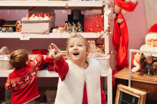 The kids choose the toys for the Christmas tree