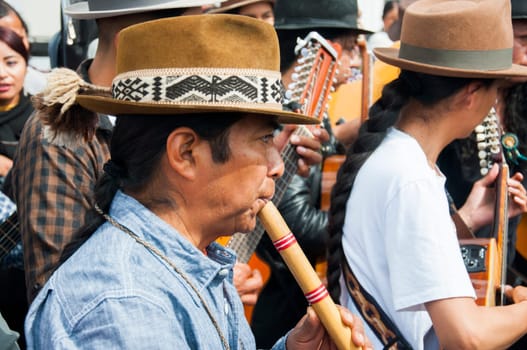 Otavalo, Ecuador - 24 de junio de 2023: indigenous people from otavalo playing the kena in an inti raymi parade. High quality photo