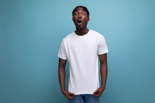 a dark-skinned European young man with dreadlocks is dressed in a white T-shirt for printing information on it.