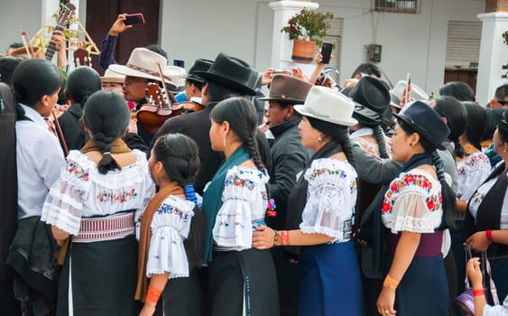 Otavalo, Ecuador - 24 de junio de 2023: popular dance of indigenous women in the inti raymi with traditional dresses. High quality photo
