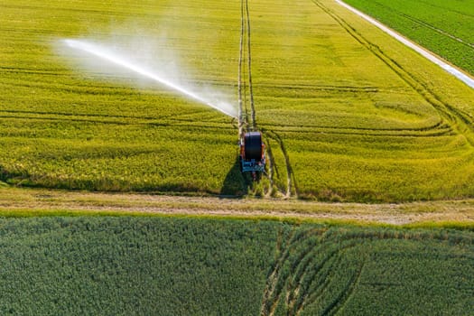 Beregnung durch Sprinkler und Regner auf einem landwirtschaftlichen Feld, Luftaufnahme
