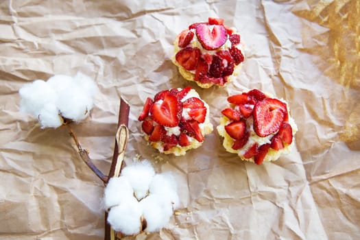 Beautiful and bright cupcakes with strawberries, delicious and simple.