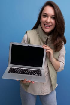 young brunette woman demonstrating proposal on laptop screen.