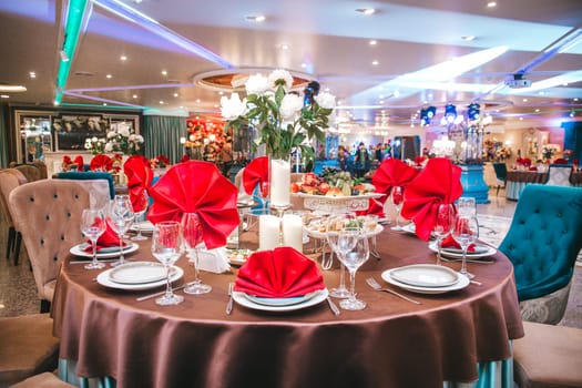 festive table setting in red tones for guests in the restaurant.