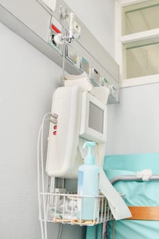 Panel with oxygen and a monitor for measuring contractions, heartbeat