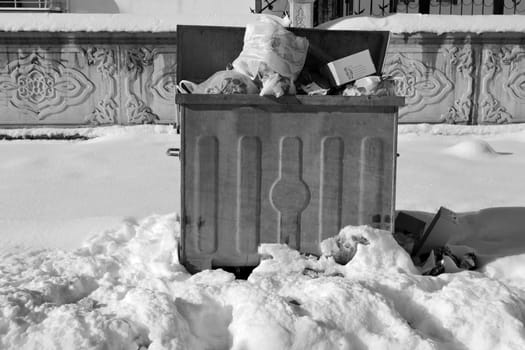 municipal cleaning works disrupted due to snowfall, wastes accumulating in garbage cans,